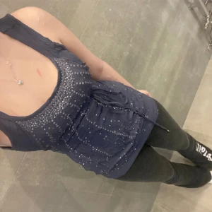 Vintage rhinestone linne med knyte - Sån fin vintage topp med knytning. Står ingen storlek men skulle gissa på S/M men går som sagt att knyta så tight man vill ha den så passar nog mindre och större också! Unikt linne i fint skick LOVE!!!