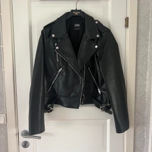 Skinnjacka - Svart skinnjacka från Zara i storlek XL. Liten i storleken så passar även mindre storlekar om man vill ha en oversized passform. Använd ett fåtal gånger så kvalitet som ny. Köparen står för frakten 