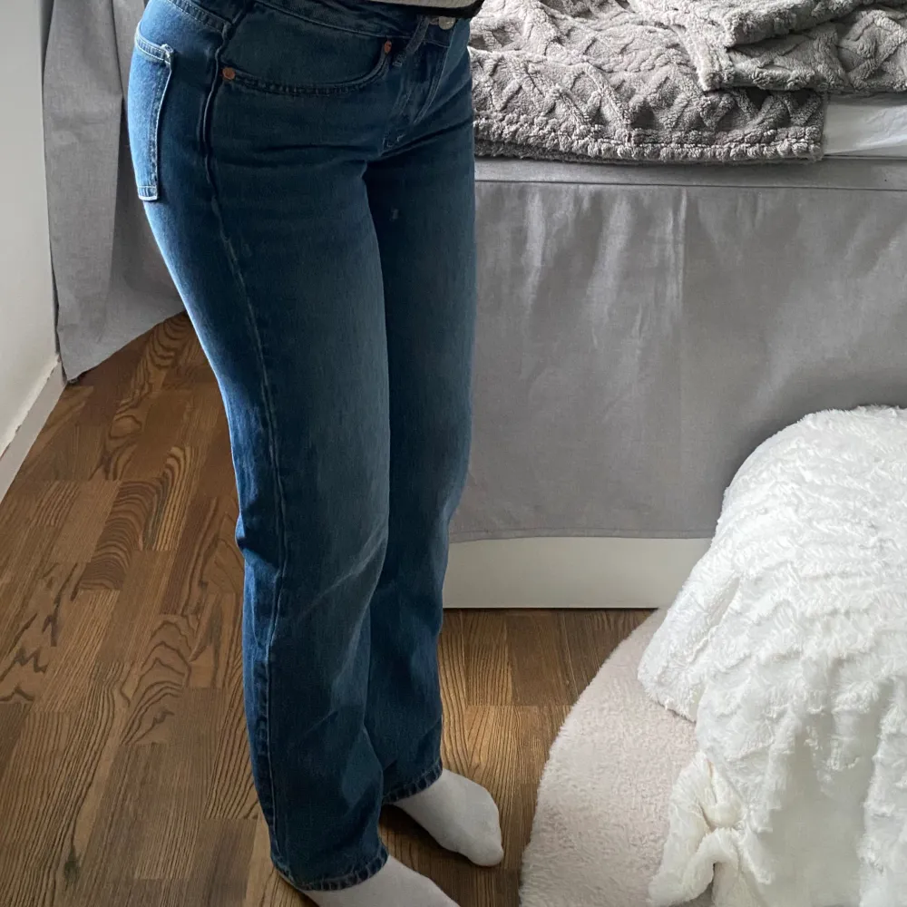 Mörkblåa vida jeans. Modell ”Low rider” från lager157. Dom är lite för små för mig😅 Använd MAX 2 gånger😄. Jeans & Byxor.