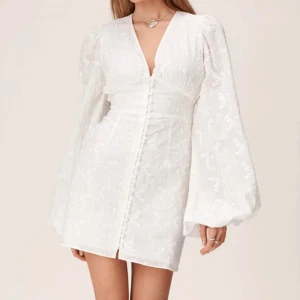 klänning  - säljer min superfina helt oanvända klänning från adoore som frånbörjan var tänkt som studentklänning!! nypris 1500kr och nästan helt slutsåld 