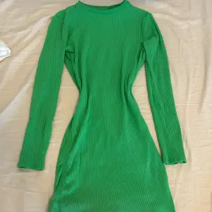 En fin grön klänning från H&M💗 Säljer den för att jag inte använder den 🎀