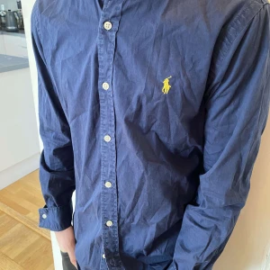 Polo Skjorta! - Tja! Säljer denna super snygga polo skjortan som är i superbra skick nästan aldrig använd. Priset går att diskutera vid snabb förhandling. Skriv om du har någon fråga. Gå in på min profil för att hitta andra kläder och skor i andra färger och storlek