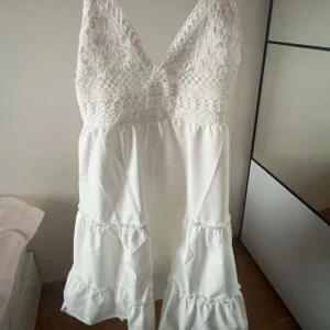 Sommar klänning - Vit kort klänning med öppen rygg & justerbara band, perfekt till sommaren & studentfiranden!💗 helt ny, säljs pga. fel storlek