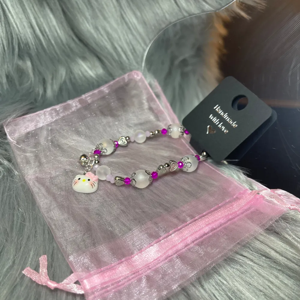 Handgjort armband på 15cm, 4st (8mm), 3st (6mm) moon beads (SUPERFINA)! Sedan små glittriga pärlor i lila och ljus rosa. Vid frågor kontakta mig annars ”köp nu” 💫✨. Accessoarer.