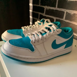 Jordan 1 low - Säljer nu dessa skorna som är i topp skick! Ny pris är 1399kr och säljer dessa nu för 400kr dem är i fint skick och inget är itu och dem luktar inte illa heller, om ni har några frågor eller funderingar är de bara att skicka meddelande mvh Clemmens😃