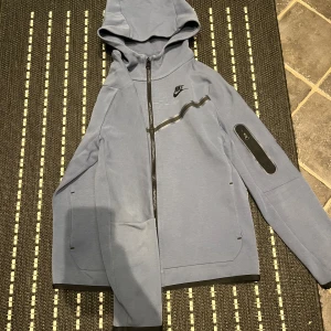 Nike thech fleece  - Nike thech fleece  Storlek 158-170 Skick 8/10 Priset är inte fast 