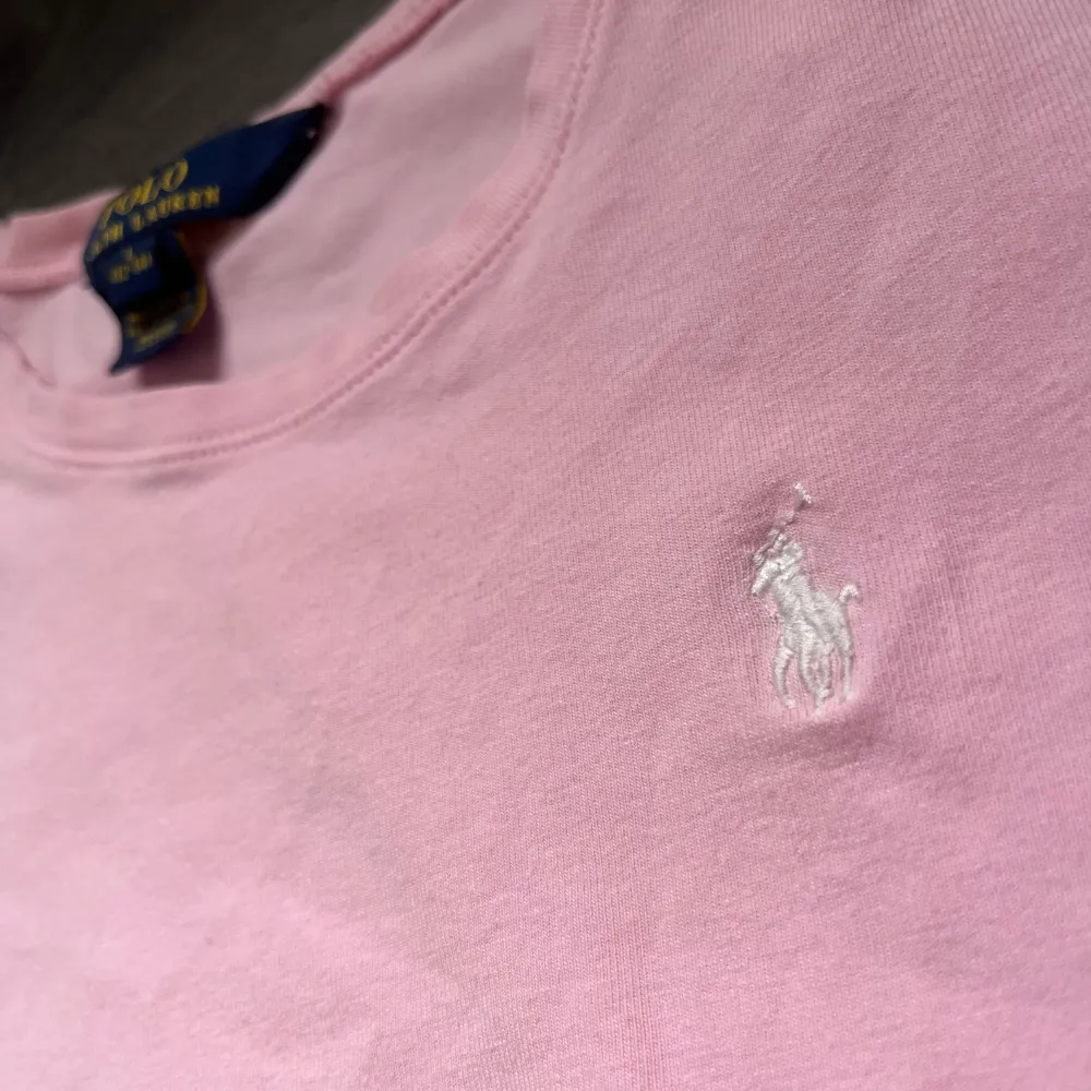 Rosa Polo Ralph Lauren t-shirt som är i bra skick men tyvärr för liten. På lappen står det L men de är i ”barnstorlekar” den sitter som xs ❤️ Pris kan diskuteras!!. T-shirts.