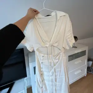 Fin vit klänning med cut out detalj 🤍