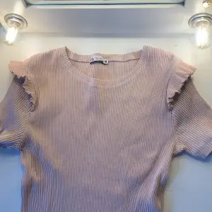 Jättefin ljusrosa tröja med volanger på axlar. Har alldrig använt och är som ny. Från ZARA.💖💖 Den är storlek XS/S