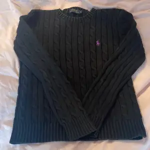 Jätte skön svart och lila tröja, har storlek small, och är bara använd 1 gång.