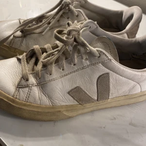 Veja skor  - Jag säljer ett par välanvända vita veja skor i storlek 39 men passar även de som har 38 i storlek. Nypris för skorna 1700, säljer för 200. Pris kan diskuteras. Skriv för frågor.💕 eller bilder. 💕