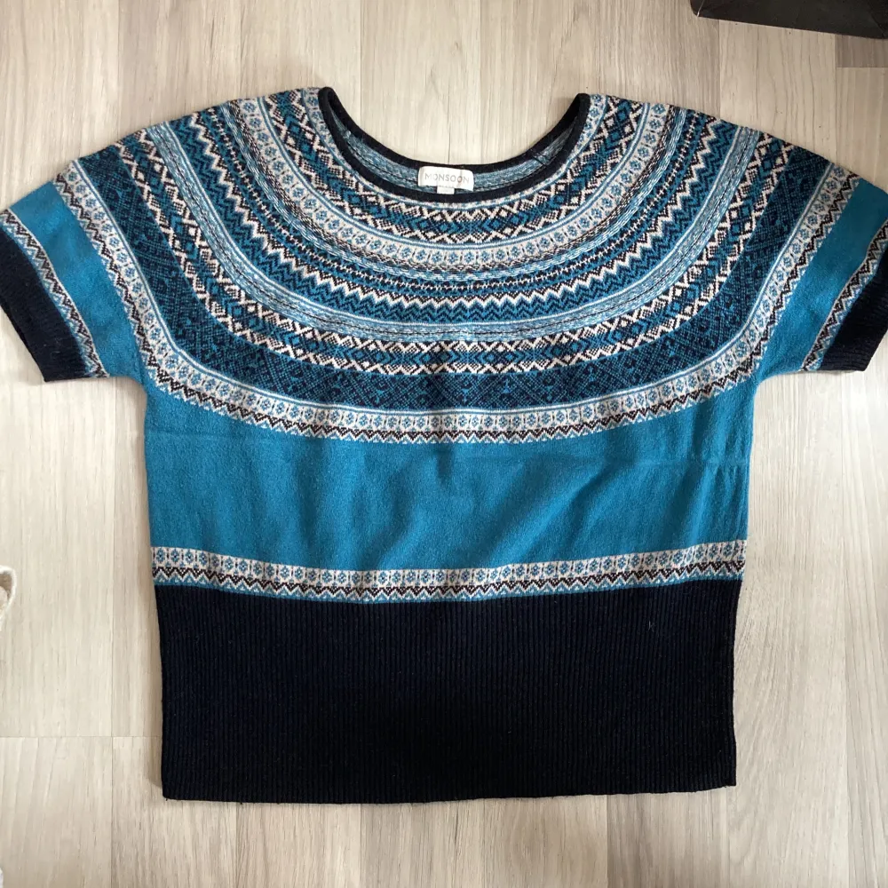 Helt ny stickad kortärmad blå tröja/t-shirt med så fina mönster och detaljer.🌟 Köpt från märket Monson🌟 Har endast testat!. Stickat.
