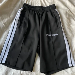 Palm angels shorts - Palm angels shorts perfekt till sommaren, priset kan diskuteras då dem inte är helt nya men skicket är toppklass. Vid frågor och funderingar så får ni gärna höra av er. Mvh AL_closet