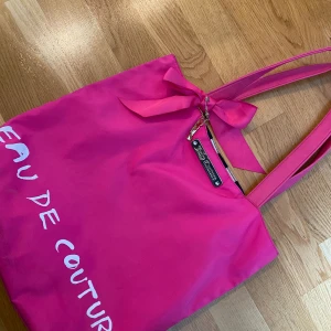 Äkta Juicy Couture väska - Köpt äkta i butik för länge sedan, knappast använd. Är i gott skick💕