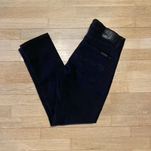 Svarta nudie jeans - Säljer dessa feta svarta nudies i modellen lean dean. Storlek 31/30. Nyskick. Nypris 1400, mitt pris 399. Ser lite smutsiga ut i bild 2 men det är de inte.
