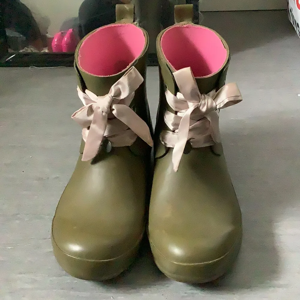 Fina gummistövlar från Odd Molly i militärgrönfärg, strl 37. Sparsamt använda men har en liten defekt på vänster sko (se bild). Skor.