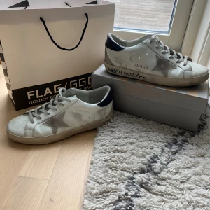 Golden Goose Superstar - Tjena! Nu säljer vi dessa feta Golden Goose supestars, skorna är välanvända men det finns fortfarande lite mer liv i dem. Äktshetsbevis finns! Nypris 5000kr