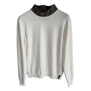 Fendi tröja / pullover / polo - Tröja med logo-polokrage från Fendi i 95% ull och 5% polyamid. Strl S (italiensk strl 42) jättefint skick, knappt använd. 