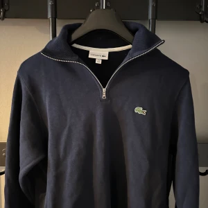 Lacoste half zip - Marinblå Lacoste halfzip storlek M  10/10 skick använd få gånger