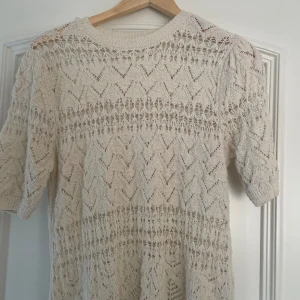 Virkad topp  - Jätte söt virkad topp från Zara💘Köptes förra våren och har inte använt den alls mycket då den inte har kommit till användning. Kan tänka mig att den är jätte fin nu till sommaren💕