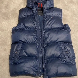 Dunväst, Tommy Hilfiger - Dunväst med huva i toppskick, Tommy Hilfiger, stl 152 men passar även vuxen storlek small. 