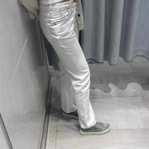 Super fina vita jeans som är nya och endast använda en gång. 