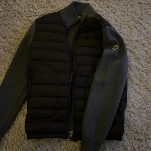 Moncler cardigan  - Moncler cardigan grå. Passar någon som är ca 170 cm