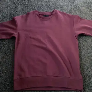 Säljer den här snygga crewneck tröjan i nyskick 10/10 Hör av er om ni vill köpa 👍
