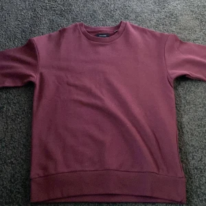 Crewneck tröja - Säljer den här snygga crewneck tröjan i nyskick 10/10 Hör av er om ni vill köpa 👍