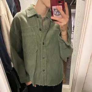 Militärgrön jack-skjorta” med knappar från Zara 💚 Perfekt som jacka nu när det börjar bli varmare!!