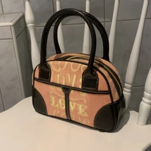 Victoria secret väska  - ❤️Jag säljer nu min gamla Victoria’s secret väska. Jag vet inte hur gammal den är men har haft den sen jag var liten så jag kan garantera att den är mer än 12 år iaf! Min mormor hade den innan mig så den e nog ännu äldre💗Inga defekter och bra skick!❤️