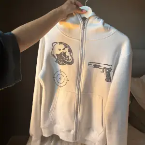 En aim for the moon zip hoodie i storlek S. Cond 6/10 då den är tvättat och välanvänd. Pris kan diskuteras
