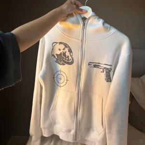 Aim for the moon zip hoodie  - En aim for the moon zip hoodie i storlek S. Cond 6/10 då den är tvättat och välanvänd. Pris kan diskuteras