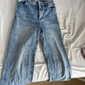 Säljer ett par jeans från Lindex i storlek 152. Jeansen är i jättebra sick och är använda typ 4 gånger.