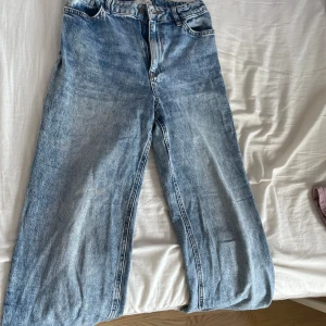 Säljer ett par jeans. - Säljer ett par jeans från Lindex i storlek 152. Jeansen är i jättebra sick och är använda typ 4 gånger.