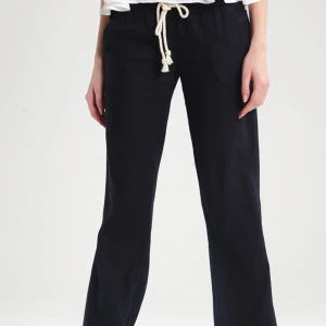 Roxy Linnebyxa - Svarta Lågmidjade linnebyxor, märke roxy köpte från Zalando.