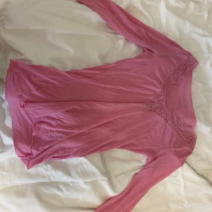 Intimissimi tröja med spets - Jätte snygg intimissimi tröja som bara är använd en gång🥰