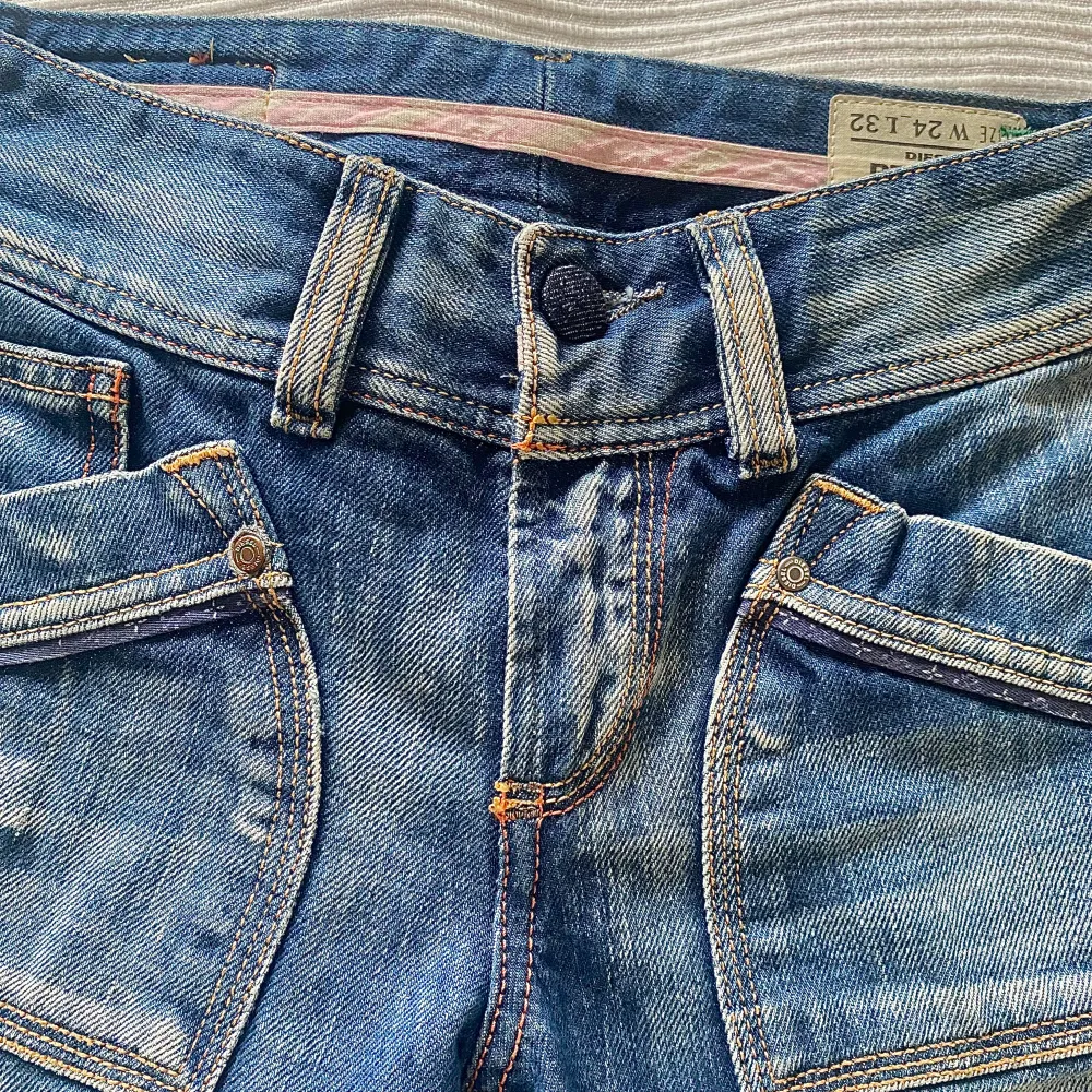 Säljer dessa super coola jeans från diesel⚡️ de är i mycket bra skick🤍 storlek= 24W 32L. Jeans & Byxor.