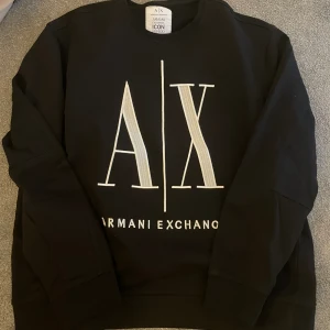 Armani sweatshirt  - Säljer min pappa oanvända Armani sweatshirt  Köpt på zalando för 1145kr  Strl XL