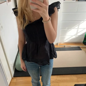 Svart topp💕 - Säljer en otroligt fin svart blus som passar till allting! Tänk hur snyggt till ett par linnebyxor i sommar eller ett par jeans nu i vår😍😍