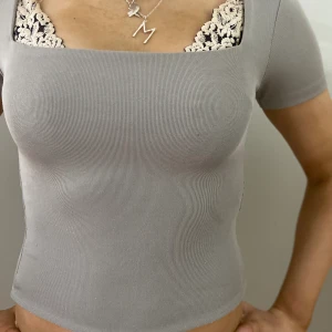 Jätte fin t-shirt - Jätte fin t-shirt som är perfekt till våren och sommaren!! Passar till allt och jag säljer för att jag tyvärr inte andvänder den så mkt längre! Köptes för ca 1,5 år sen men har inte ngra defekter!💓💓