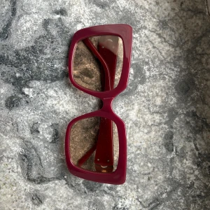 Röda solglasögon  - Aldrig använda 