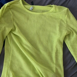 Grön genomskin tröja - Grön genomskinlig tröja långa armar med streck