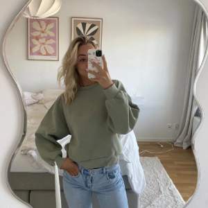 Jättefin grön sweatshirt från Gina tricot💐 Lånade bilder