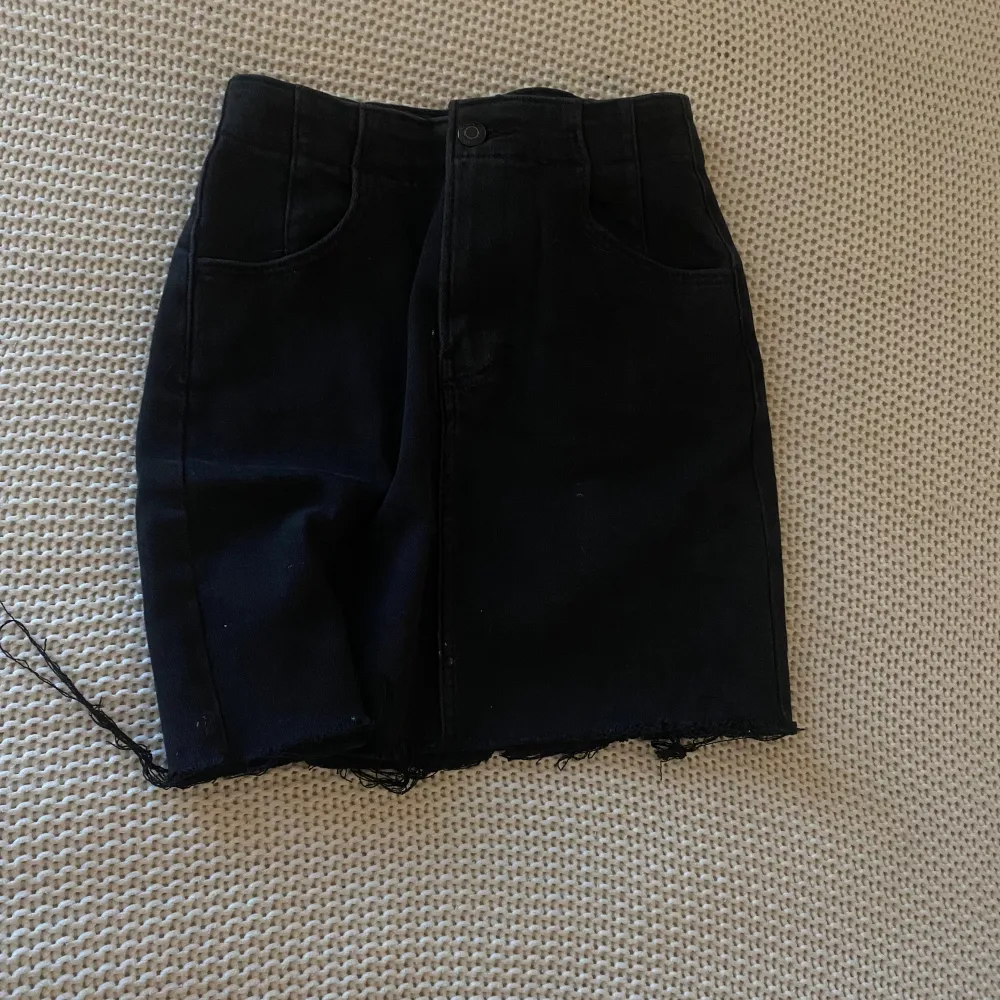 Svart jeans kjol från bershka i storlek 34🩷. Kjolar.