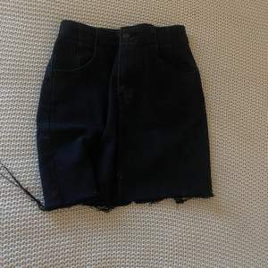 Svart jeans kjol från bershka i storlek 34🩷