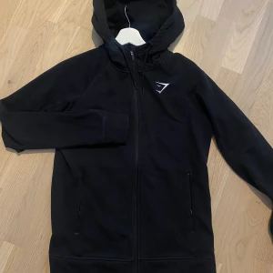 Gymshark zip kofta - Gymshark zip kofta hoodie, broderad logga och dragkedja på fickorna