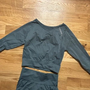 Icaniwill set - Träningset från icaniwill köpt för antal år sedan och knappt använt, ser verkligen jättesmå ut när man inte har dom på men stretchar ut sig efter kroppen väldigt mycket. Storlek S. Kall grön-gråtonad färg 