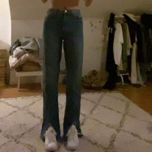 Jeans med slits där framme💘💘 skriv för mer info!! från Asos tall💕 pris kan alltid diskuteras💘