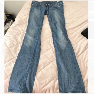 Lågmidjade jeans - Säljer mina snygga lågmidjade diesel jeans köpt secondhand 💗 W29L34, skriv för fler bilder! Midjemått 40 cm o innerbenslängd 85 cm